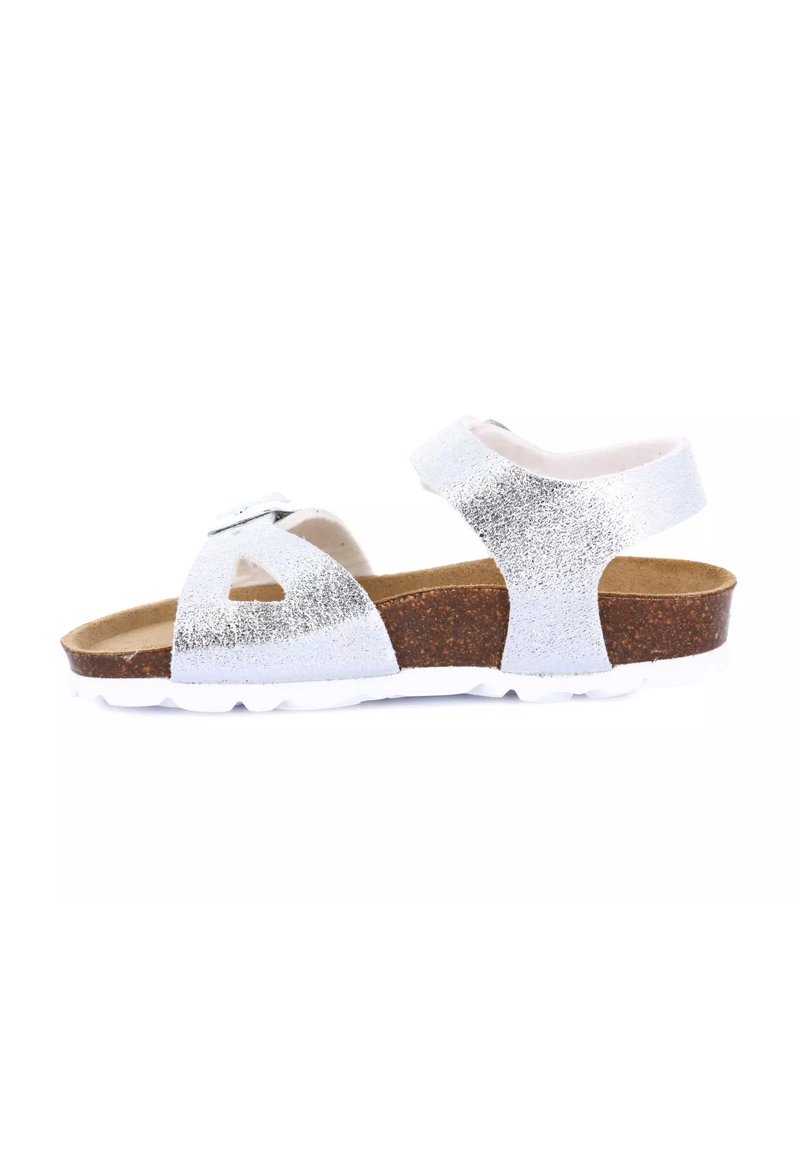 Sandali argentati con glitter, suola in sughero, cinturini regolabili e suola in gomma bianca. Presentano un design a intaglio e una costruzione robusta.
