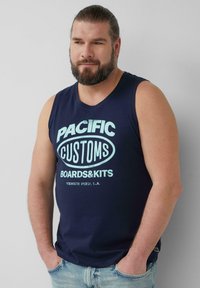 Granatowy, bezrękawnik z graficznym nadrukiem w jasnoniebieskim kolorze, na którym widnieje napis "PACIFIC CUSTOMS BOARDS&KITS VENICE PIER, L.A."