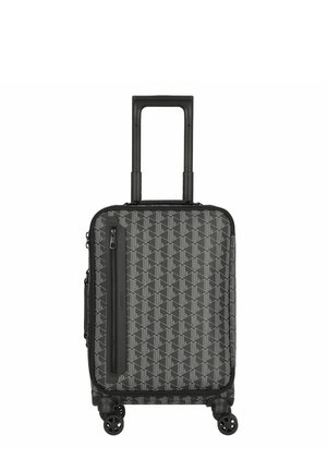 Maleta de mano negra de carcasa dura con patrón geométrico, bolsillo frontal vertical con cremallera, cuatro ruedas giratorias y asa telescópica extendida.