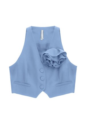 Gilet azzurro chiaro senza maniche con tre bottoni, due tasche frontali e un grande fiore di stoffa sul lato sinistro del petto.