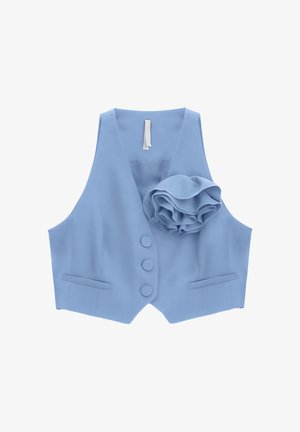 Gilet azzurro chiaro senza maniche con tre bottoni, due tasche frontali e un grande fiore di stoffa sul lato sinistro del petto.