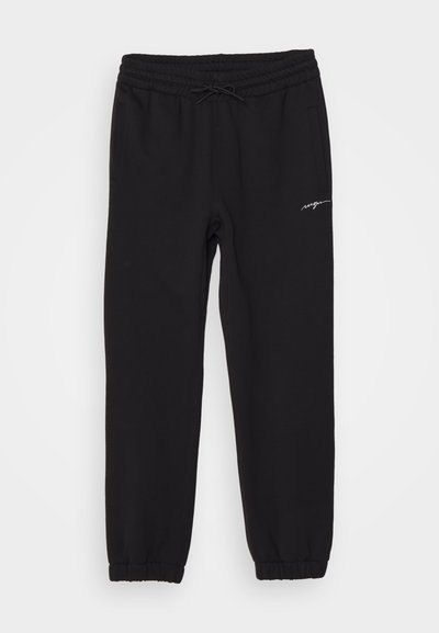 Sorte sweatpants med elastisk talje og snor, med sidelommer og manchetter ved anklerne. Diskret hvid branding på benet.