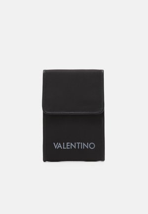 Pochette rectangulaire noire avec fermeture à rabat, arborant le nom de la marque "VALENTINO" imprimé en gris sur le devant.