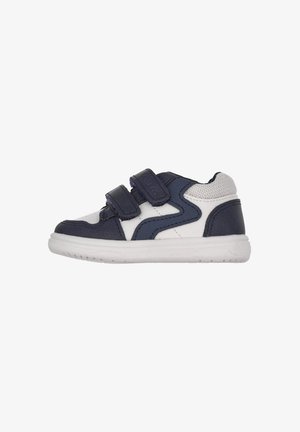 Sneaker blu scuro e bianchi con una finitura in pelle texture, dotati di due strap in Velcro, una cavigliera imbottita e una suola in gomma.