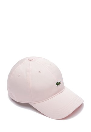 Casquette en coton rose avec une visière incurvée et un logo de crocodile vert brodé à l'avant. Elle dispose d'œillets de ventilation et de coutures ton sur ton.