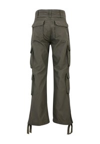 Pantalon cargo vert olive avec plusieurs poches à rabat à l'arrière et sur les côtés, liens ajustables aux chevilles et passants de ceinture à la taille.