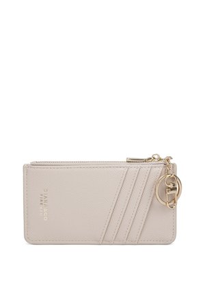 Portefeuille en cuir beige clair avec une finition texturée, trois fentes pour cartes, fermeture éclair et accents en métal doré, y compris un attachement pour porte-clés.