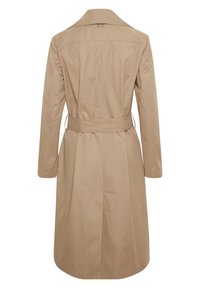 Trench-coat beige à manches longues, ceinture à la taille au dos et détail en anneau métallique au centre supérieur du dos, vu de dos.