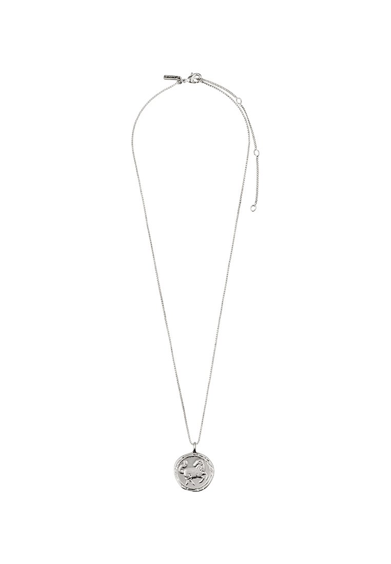 Collier en argent avec un pendentif rond arborant un motif de cheval en relief sur un fond blanc uni.