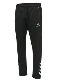 Zwarte sportbroek met een elastische tailleband, voorzien van een wit logo, zijzakken en verticale strepen op de onderbenen.