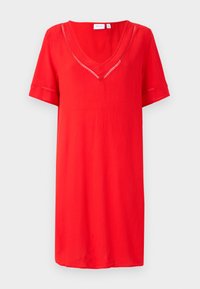 Vestido vermelho de mangas curtas feito de um tecido texturizado, com decote em V e detalhes de costura discretos ao longo do decote.