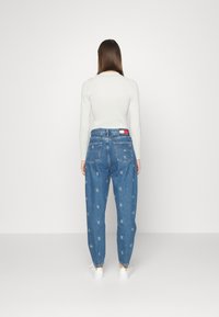 Tommy Jeans MOM - Relaxed fit jeans - denim medium