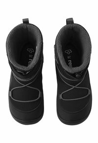 Schwarze Winterstiefel mit einem weichen Fleecefutter. Sie haben graue elastische Schnürsenkel und eine strukturierte Außenseite. Ein rundes Logo befindet sich auf dem Innenfutter.