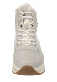 Zapatilla alta de color gris claro con parte superior de ante, cordones blancos, detalles metálicos y una suela de goma texturizada, que cuenta con un interior suave.