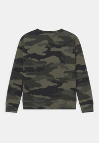 Sudadera con un patrón de camuflaje en tonos de verde y negro; presenta un cuello redondo y mangas largas; fabricada con tela suave.