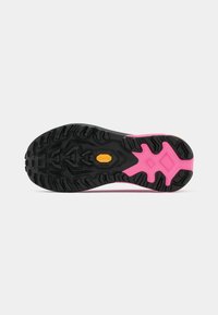 Vibram yttersåle med en teksturert svart gummibase, lys rosa aksenter og et unikt mønster for godt feste.