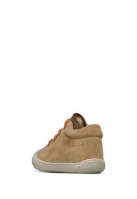 Scarpa alta in suede beige con lacci arancioni e suola in gomma. Include un sottile dettaglio del logo sul lato e un tallone testurizzato per una migliore aderenza.