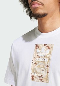 adidas Originals CAMOUFLAGE LABEL - Triko s potiskem - white