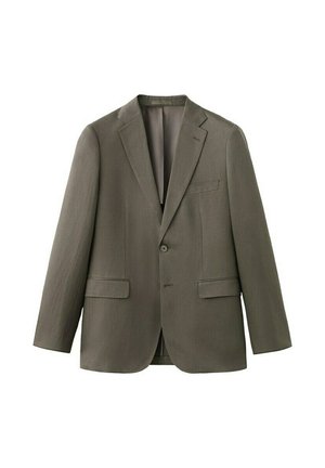 Jednoprzyciskowa oliwkowo-zielona męska marynarka z klapami z nacięciem, dwoma przednimi kieszeniami z patkami oraz jedną kieszenią na piersi, prezentowana na białym tle.