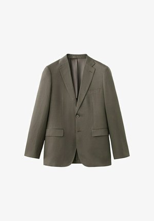 Jednoprzyciskowa oliwkowo-zielona męska marynarka z klapami z nacięciem, dwoma przednimi kieszeniami z patkami oraz jedną kieszenią na piersi, prezentowana na białym tle.