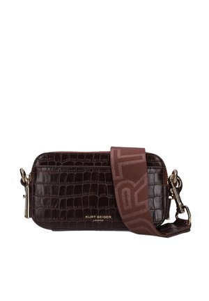 Donkerbruine crossbodytas met krokodillenstructuur, brede bruine band en goudkleurige hardware, met het Kurt Geiger London-logo aan de voorkant.