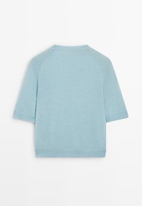 Maglietta a maniche corte in maglia azzurro chiaro con scollatura rotonda, orlo a coste e maniche raglan, caratterizzata da una texture liscia e morbida.