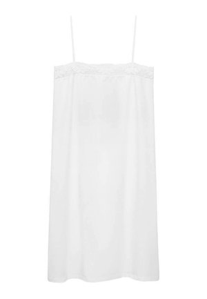 Biała sukienka na ramiączkach z cienkimi paskami i koronkową lamówką wzdłuż dekoltu, wisząca na jednolitym tle.