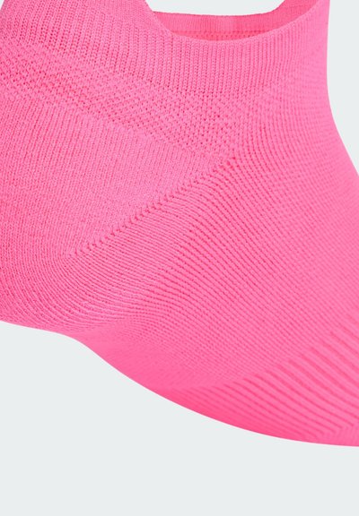 Φωτεινό ροζ καλτσάκι με υφασμάτινο ανάγλυφο σχέδιο ριμπ και στρογγυλεμένο, χαμηλό κόψιμο. Ομαλό υλικό χωρίς ορατά ραφές για άνεση και καλή εφαρμογή.