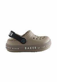 Zoccolo in gomma marrone con parte superiore testurizzata, aperture aperte e una fascia regolabile nera con la scritta "BAKER by TED BAKER" stampata in bianco.