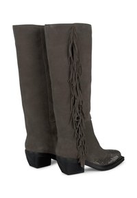 Stivali al ginocchio in suede grigio con dettagli in frange sui lati e tacco a blocco nero, caratterizzati da una punta arrotondata con borchiette decorative.