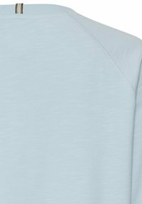 Jasnoniebieski sweter z bawełny z dodatkiem innych włókien, charakteryzujący się fakturowanym wykończeniem, rękawami raglanowymi oraz subtelnym paskiem na szyi.