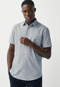 Next OXFORD FIT SHORT SLEEVE REGULAR FIT - Košile - white blue geometric