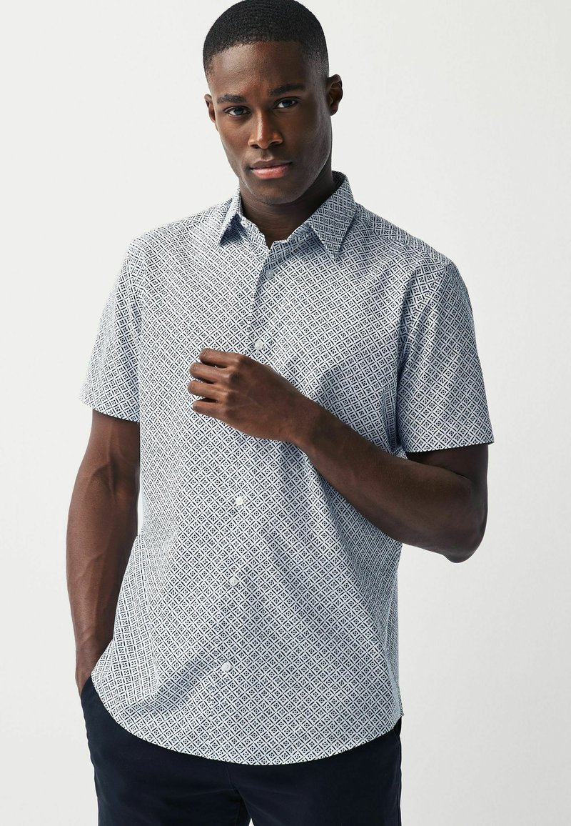 Next OXFORD FIT SHORT SLEEVE REGULAR FIT - Košile - white blue geometric
