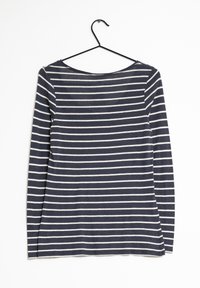 Marineblå langærmet skjorte med hvide vandrette striber, rund halsudskæring, blødt stof og sideslit ved kanten for ekstra komfort.