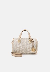 Borsa beige con un motivo a logo, hardware dorato e due manici superiori. Include una tracolla rimovibile e un ciondolo in metallo con logo.