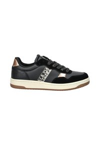 Sneaker nera realizzata in pelle e suede, con un logo argento metallico, lacci testurizzati e una suola intermedia bianca con suola in gomma.