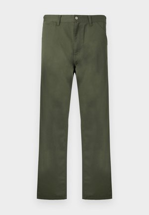 Pantalones verde oliva hechos de tela resistente, con un diseño de pierna recta, bolsillos frontales y cierre de botón. Textura lisa.