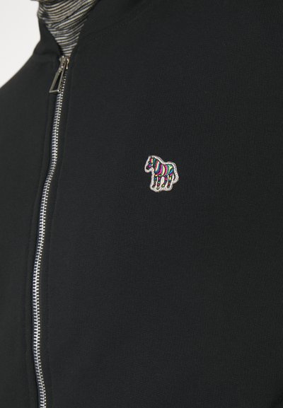 Svart zip-up hettegenser med ribbestruktur; har et flerfarget brodert hestelogo på venstre side av brystet.