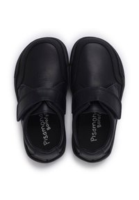 Scarpe in pelle nera con design arrotondato, dotate di una fascia in velcro e interno imbottito. Accenti testurizzati vicino alla punta.