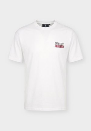 Camiseta blanca de manga corta con cuello redondo, con un pequeño texto en negro y rosa que dice "WE ARE JUVENTUS" en la parte superior izquierda del pecho.
