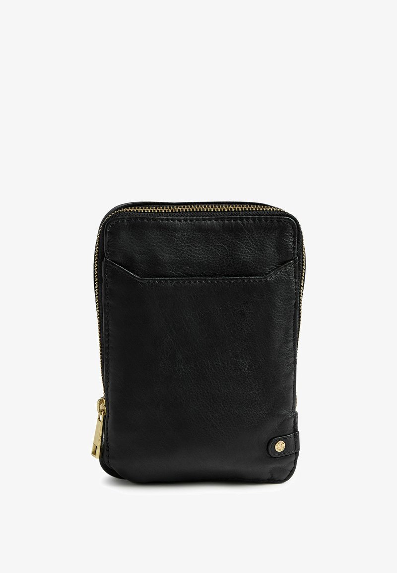 Czarna skórzana torba na zamek błyskawiczny o strukturalnym wykończeniu, z przednią kieszenią oraz złotym zamkiem błyskawicznym z małym akcentem logo.