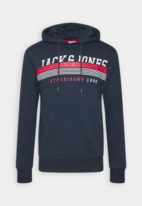 Sudadera azul marino con un bolsillo canguro frontal, con texto en blanco y rojo y rayas horizontales en el pecho. Capucha ajustable con cordones.