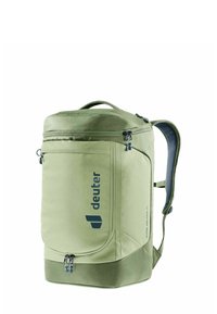 Mochila de tela verde con forma rectangular, que cuenta con un bolsillo frontal con cremallera, tirantes acolchados y un logo impreso en el lateral.