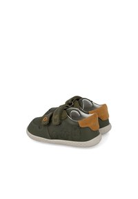 Zapatos de cuero verde con superficie texturizada, detalles en ante marrón y dos correas de Velcro. Presentan grabados de animales en los laterales.