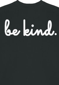 Čierna mikina s bielym výšivkovým nápisom "buď láskavý" na chrbte. Zaoblený výstrih a mäkká textúra látky.