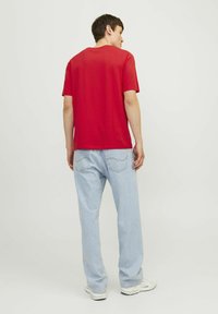 Jack & Jones JJECORP LOGO TEE PLAY O NECK - Apdrukāts T-krekls - true red