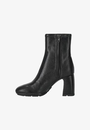 Zwarte enkellaars met een glanzende leren afwerking, vierkante neus en een stevige hak. Beschikt over dubbele zijritsen voor gemakkelijke instap en uittrek.