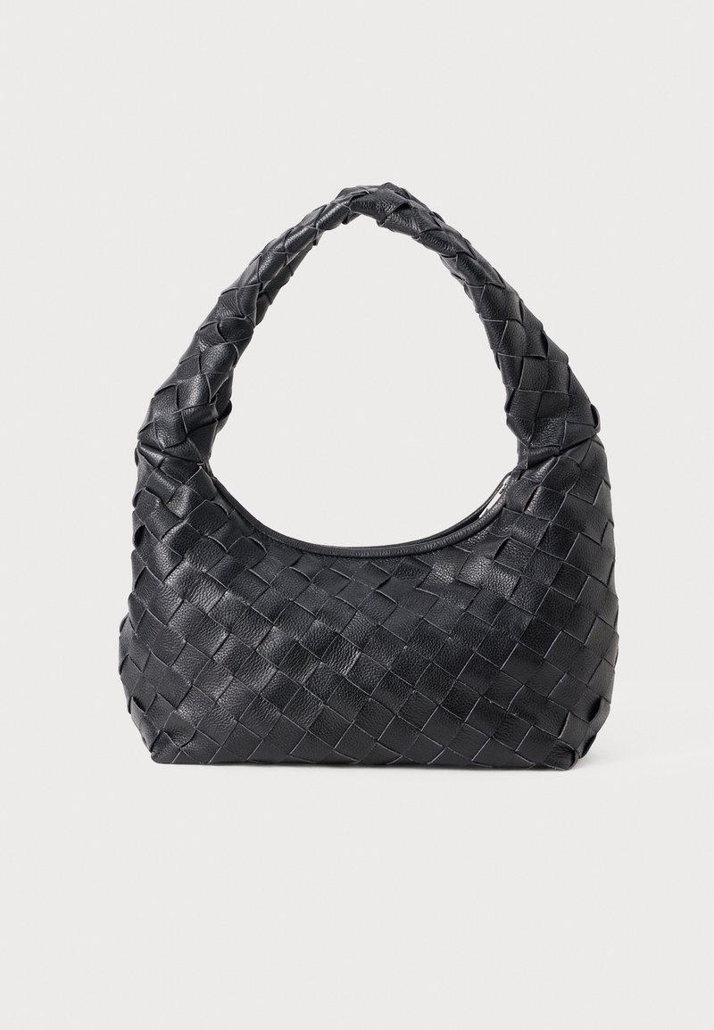 Sac à épaule en cuir noir avec motif tressé et poignée arrondie, présenté sur un fond gris clair uni.