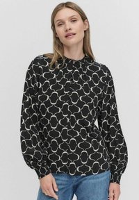 Zwarte blouse met wit abstract patroon, hoge halslijn met geplooide details, lange pofmouwen met elastische manchetten, zachte stof.
