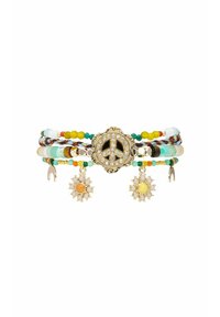 Bracelet multi-brins avec des perles colorées, un centre en forme de signe de paix doré orné de strass, et deux charms en forme de fleur avec des centres jaunes.